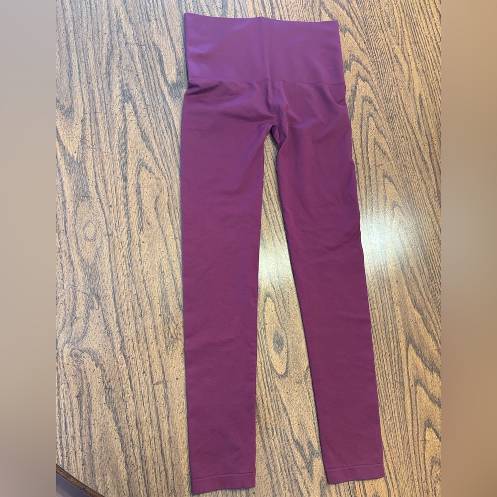 Assets by Spanx red hot label capri leggings Large